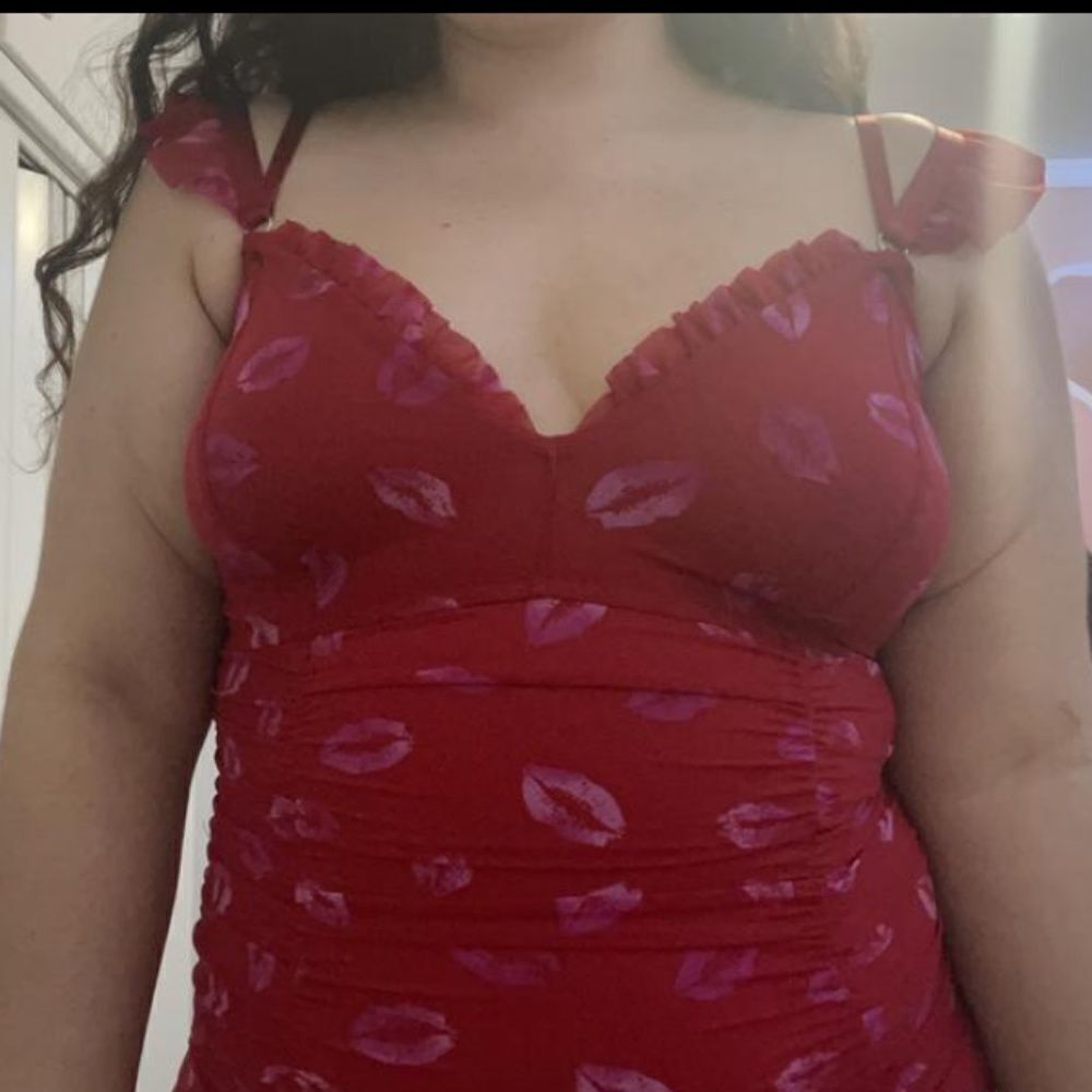 NEW Torrid Curve Size 2 Ruched Mesh Ruffle Chemise Red Lips Valentines Day NEW - Picture 8 of 13